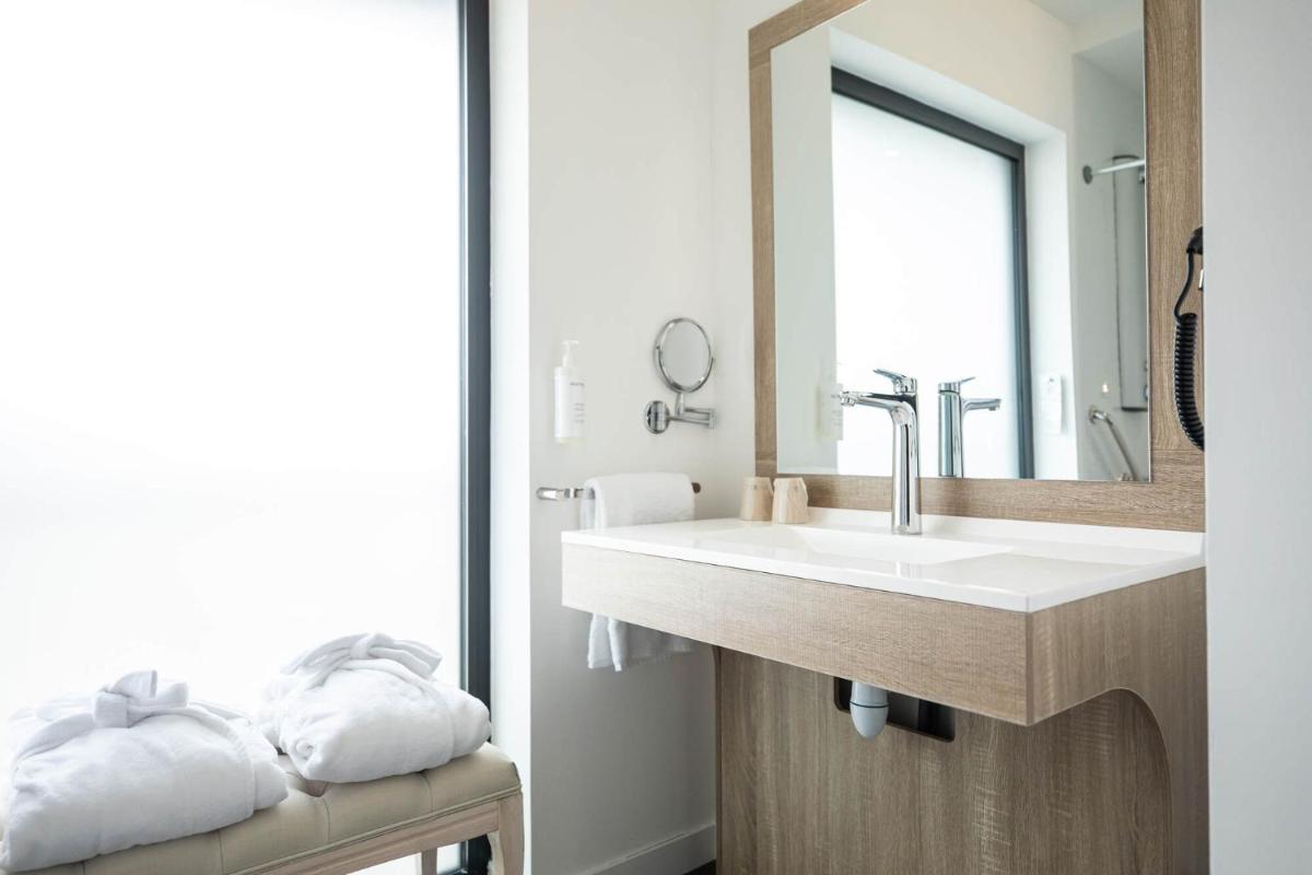 Salle de bains dans l'établissement Le Barracuda & Spa, pieds dans l'eau, vue mer, espace bien-être offert