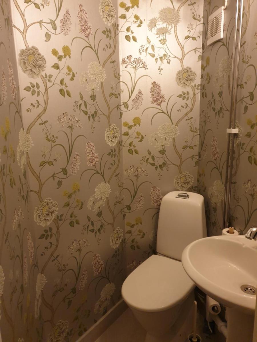 Sönerna på Nordgrenska rum med delat badrum - Housity