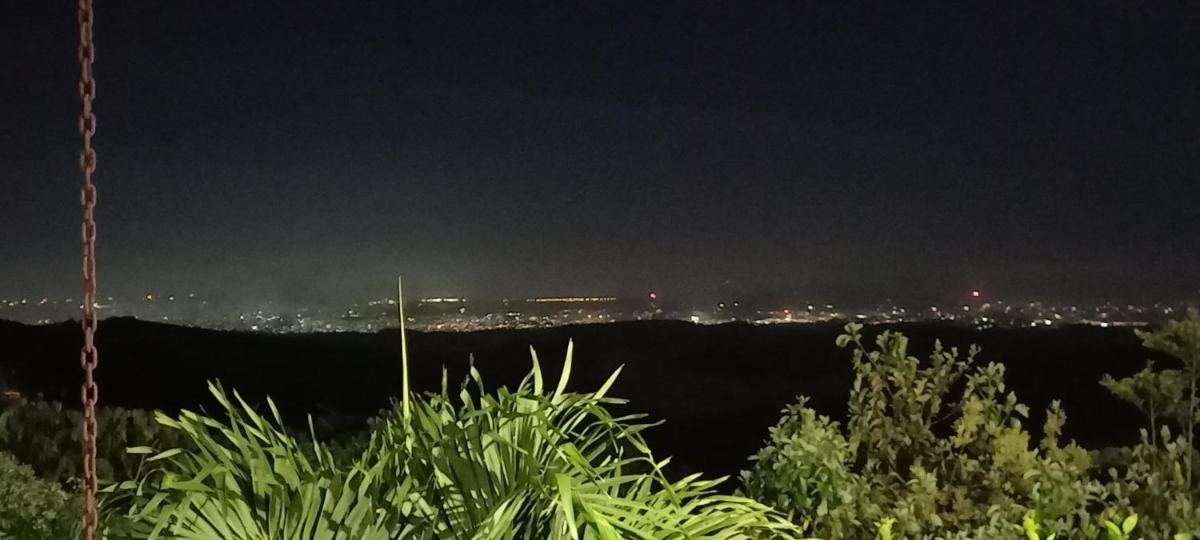 Villa La Vista of Panama City and magestical mountains from infinity pool - Housity