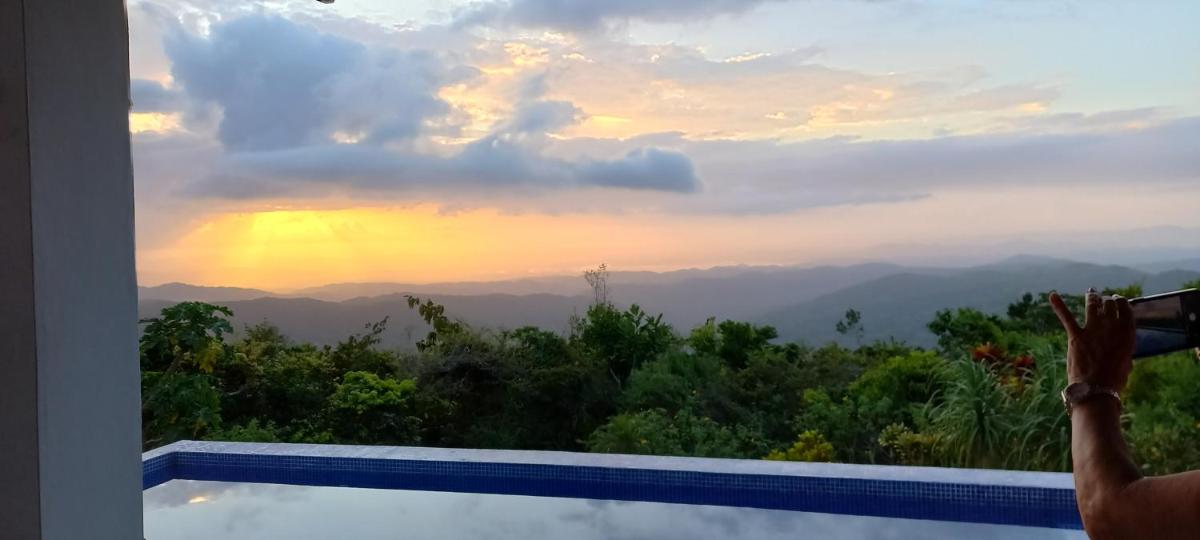 Villa La Vista of Panama City and magestical mountains from infinity pool - Housity
