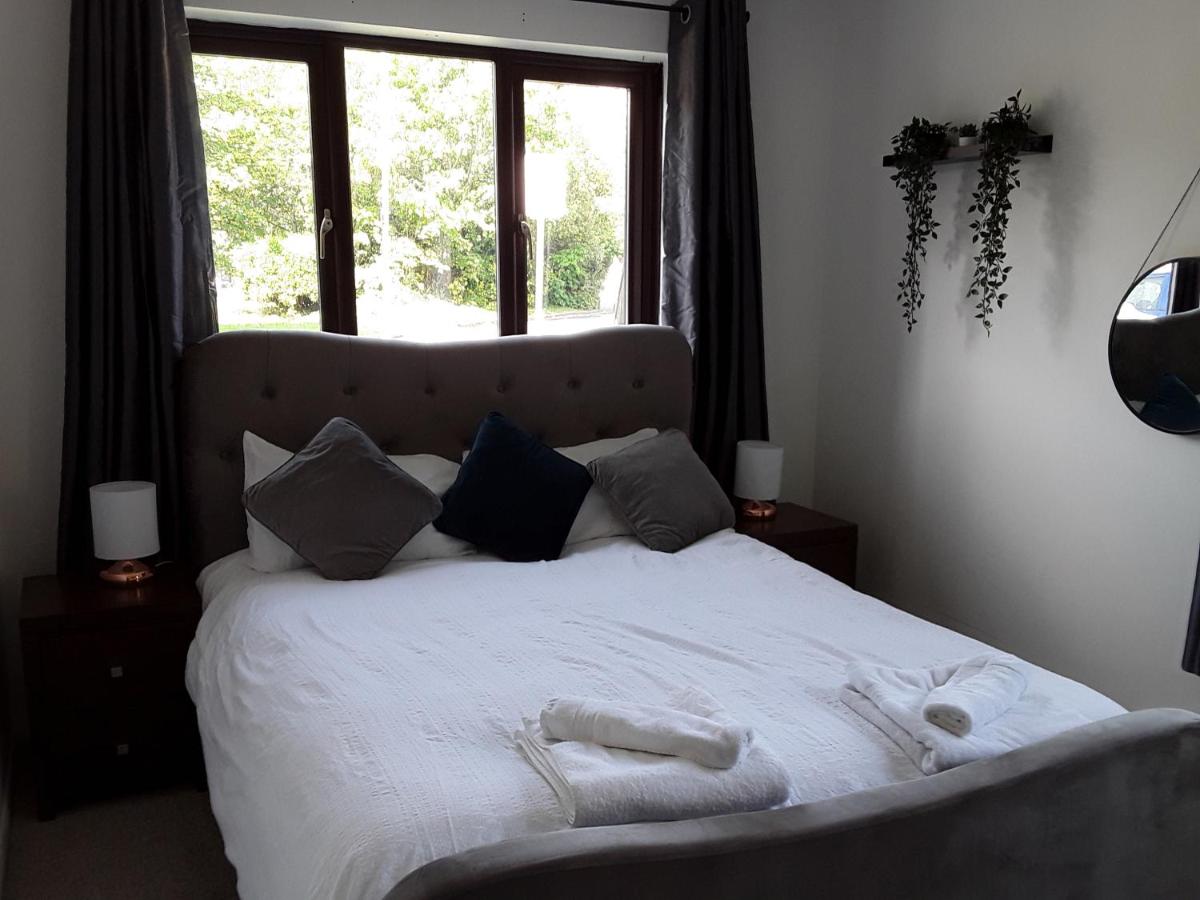 Suitetrails - Impeccable 2-Bed Apartment in Grays London