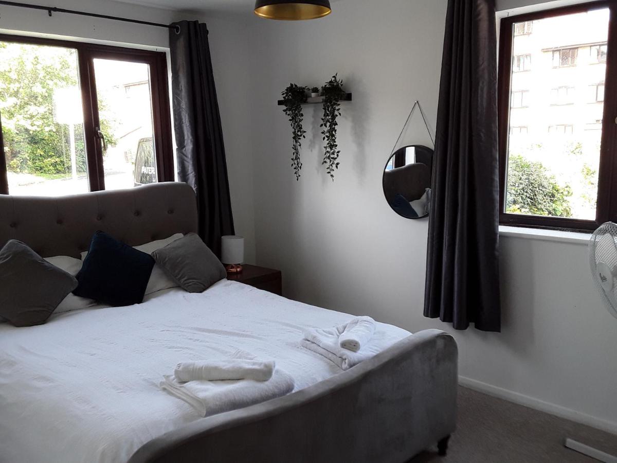 Suitetrails - Impeccable 2-Bed Apartment in Grays London