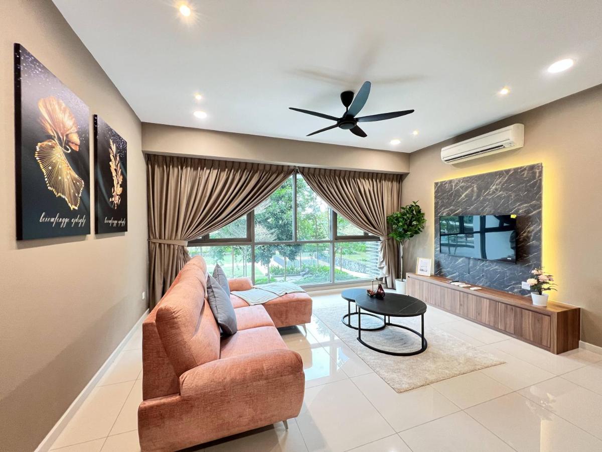 Suitetrails - Iskandar Residence @ UHA