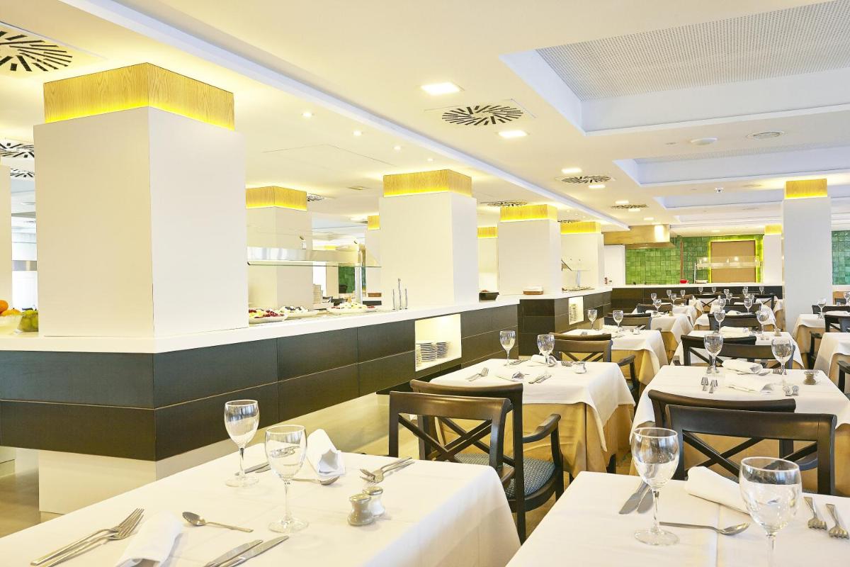 Un restaurante o sitio para comer en Grupotel Acapulco Playa - Adults Only