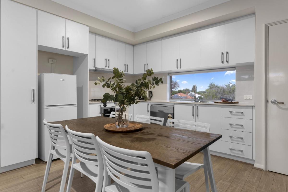 Contemporary Comfort Suite Relax and Explore - Housity