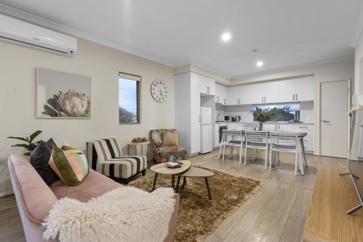Contemporary Comfort Suite Relax and Explore - Housity