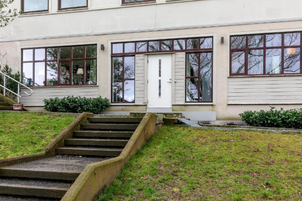 Stylish apartment with beautiful views of the river, beach nearby - Housity