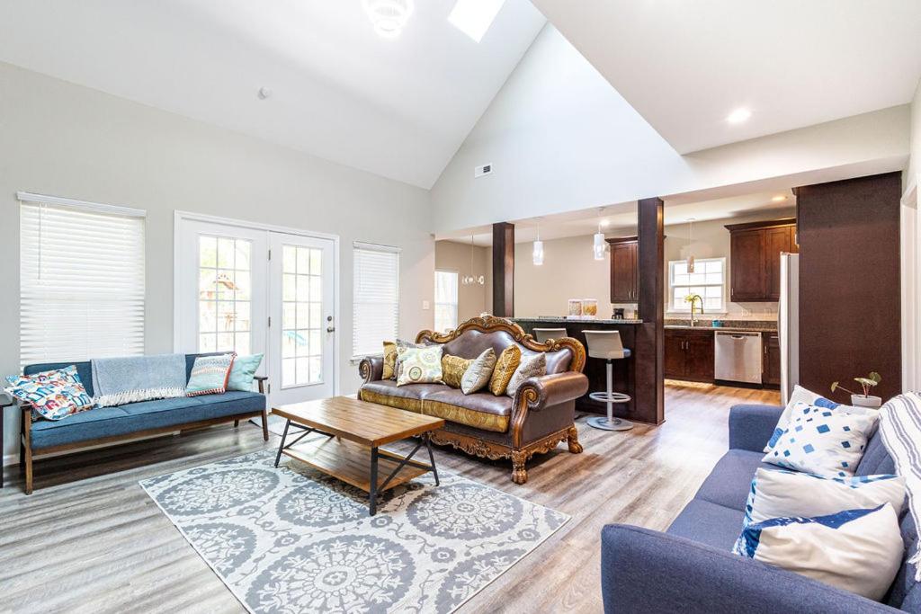 Suitetrails - 2 blocks to CNU-5 bedroom house with First floor Master