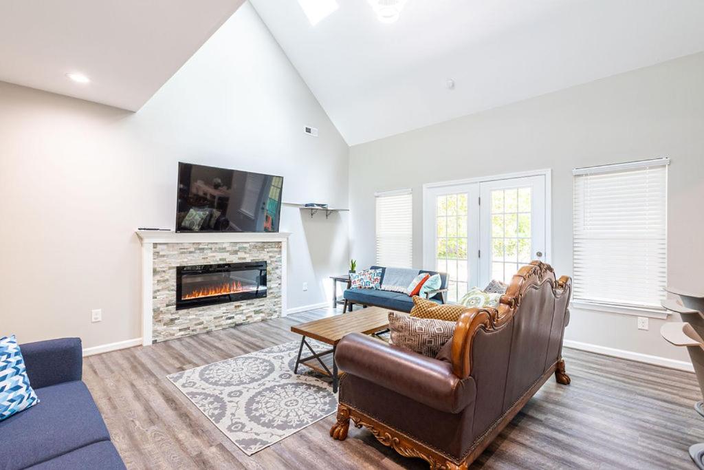 Suitetrails - 2 blocks to CNU-5 bedroom house with First floor Master