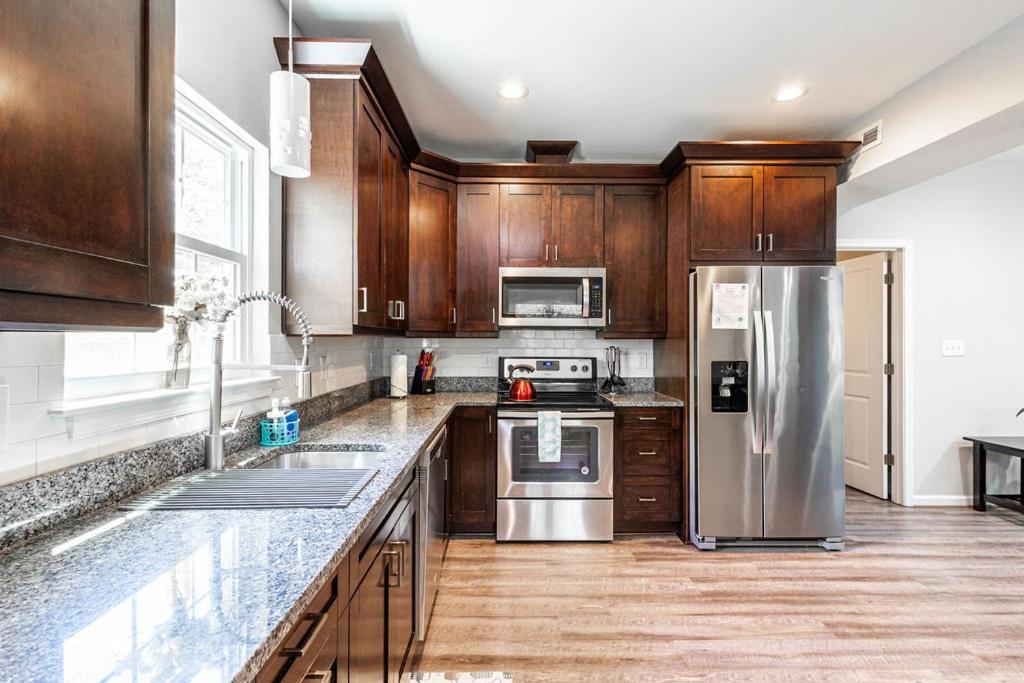 Suitetrails - 2 blocks to CNU-5 bedroom house with First floor Master