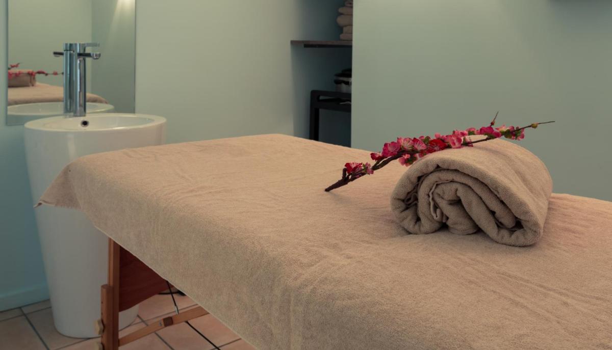 Salle de bains dans l'établissement Mercure Saint Nectaire - Spa & Bien-Être
