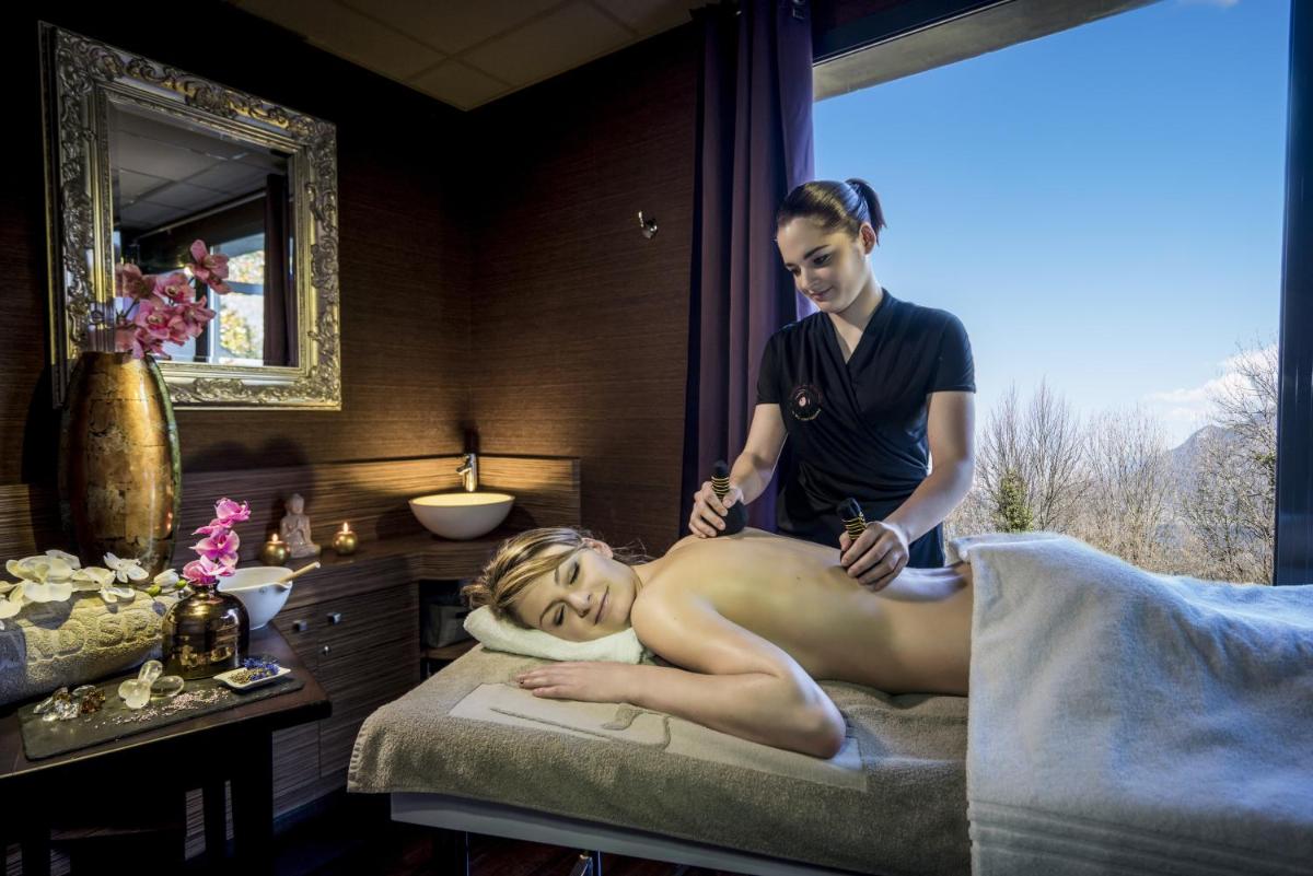 Clients de l'établissement Les Trésoms Lake and Spa Resort