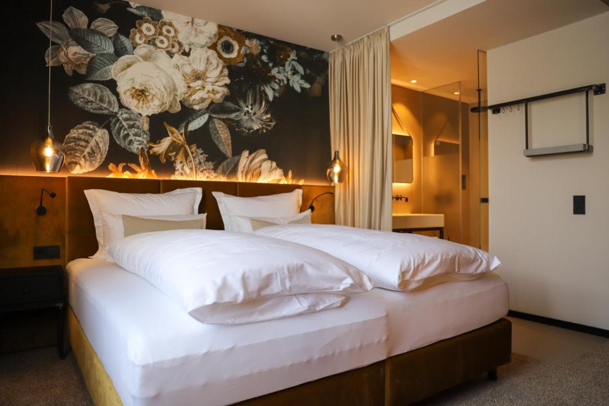 Boutiquehotel Burg Adenbach & Alter Weinbau - Housity