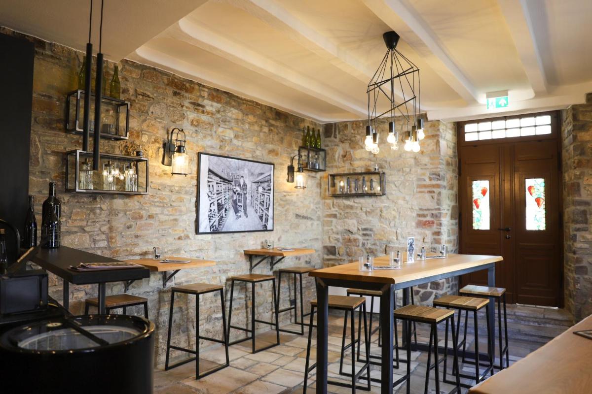 Boutiquehotel Burg Adenbach & Alter Weinbau - Housity