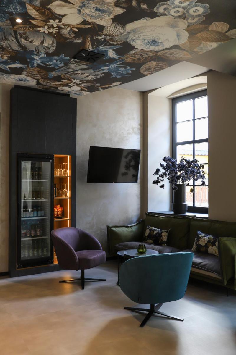 Boutiquehotel Burg Adenbach & Alter Weinbau - Housity