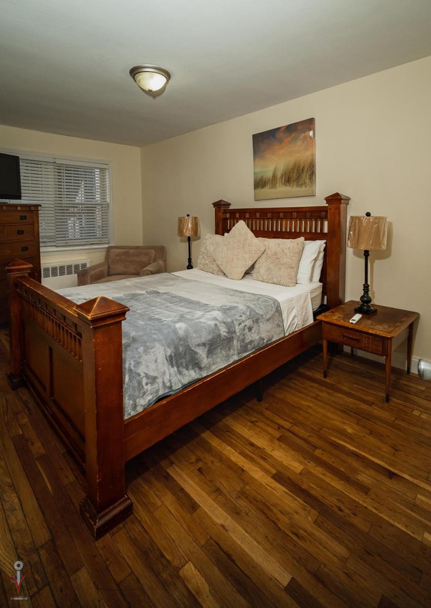 Town House In Canarsie - Housity