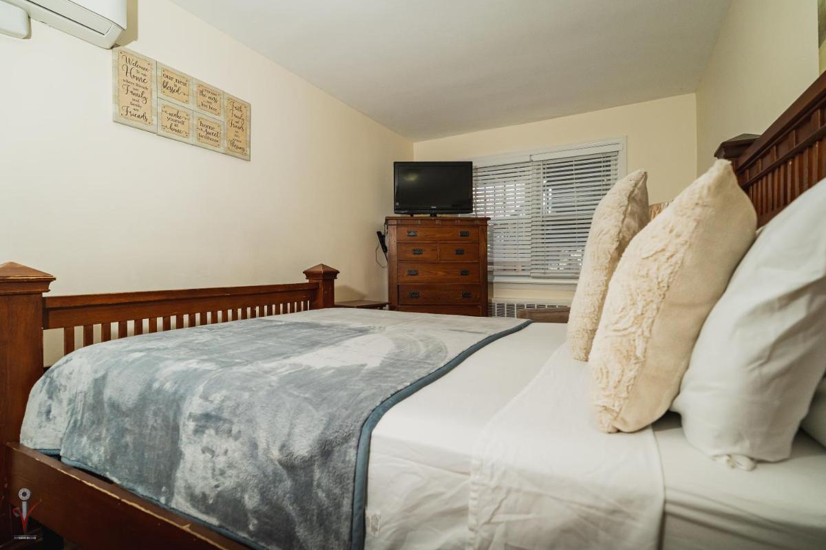 Town House In Canarsie - Housity