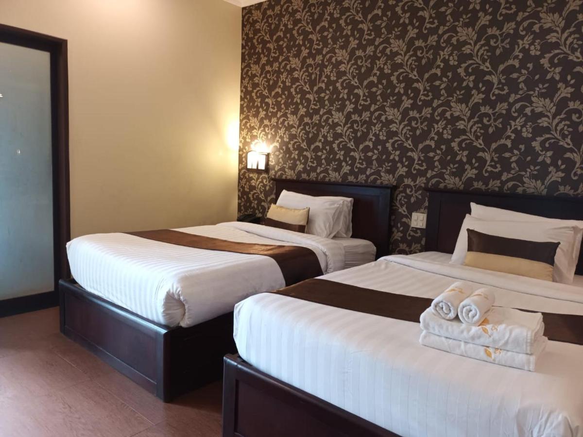 Seasons Riverside Hotel - Housity