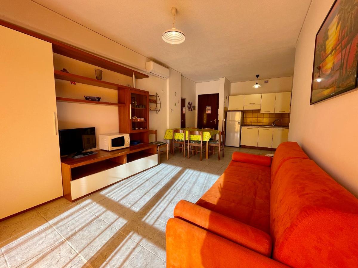 Holiday by the pool - lovely flat with balcony - Housity