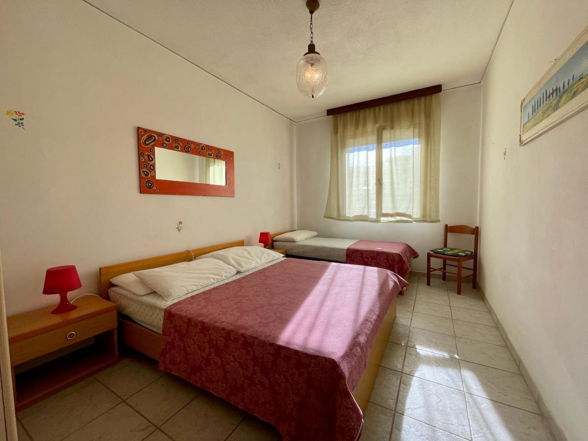Holiday by the pool - lovely flat with balcony - Housity