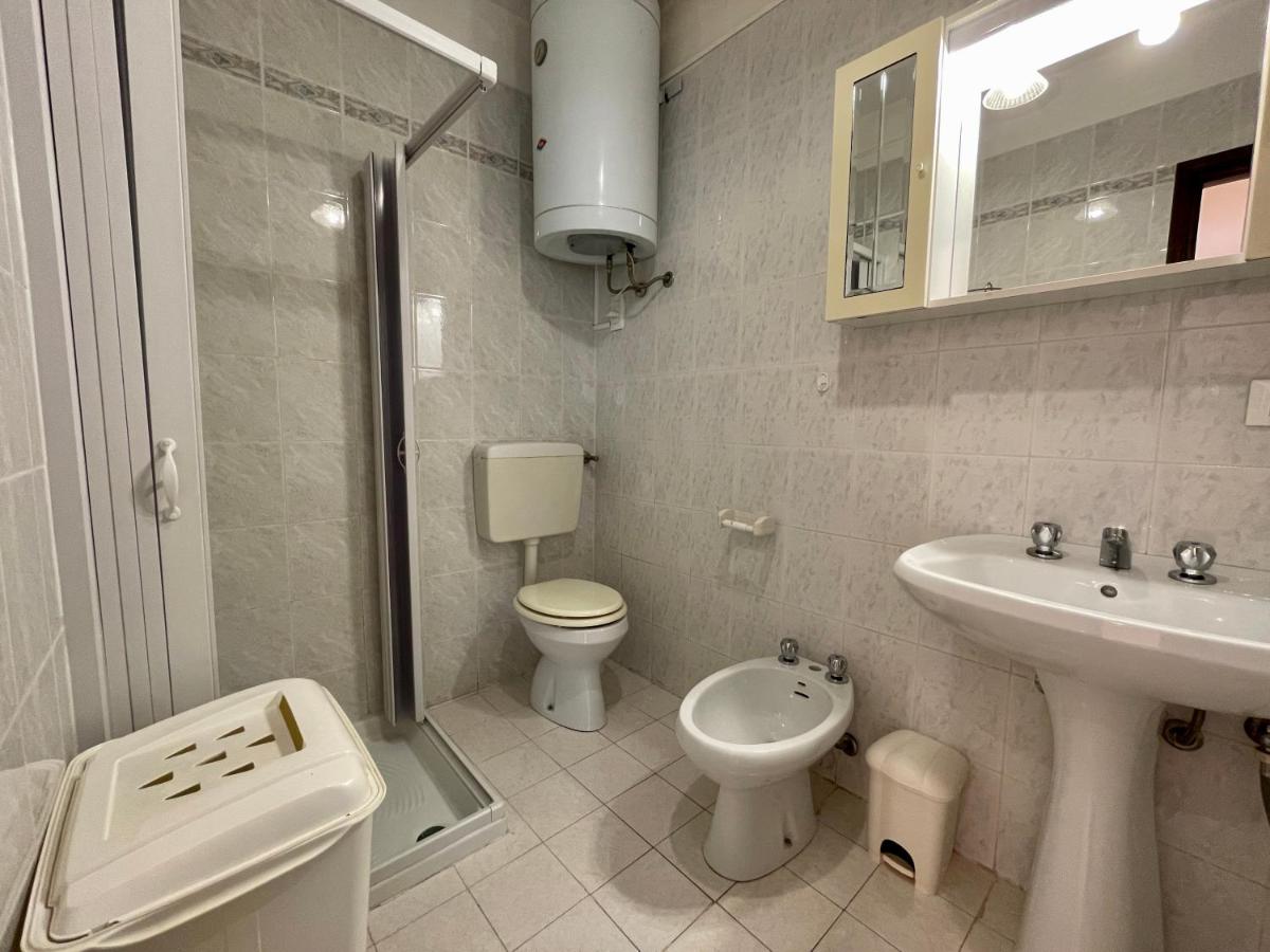 Holiday by the pool - lovely flat with balcony - Housity