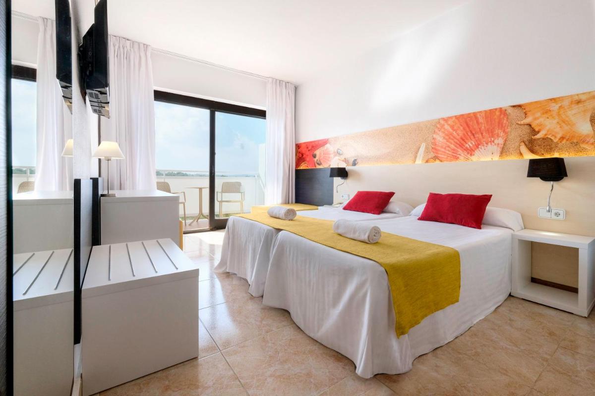 Cama o camas de una habitación en azuLine Hotel Bergantin