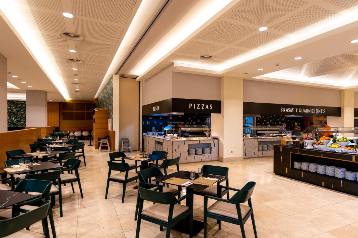 Un restaurante o sitio para comer en Puerto Antilla Grand Hotel