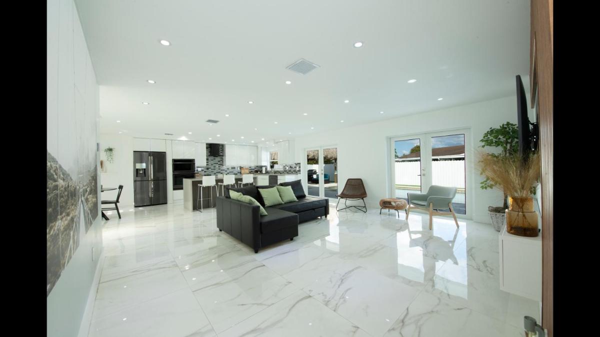 Maggie Home In Kendall - Pool And Tiki Bar - Housity
