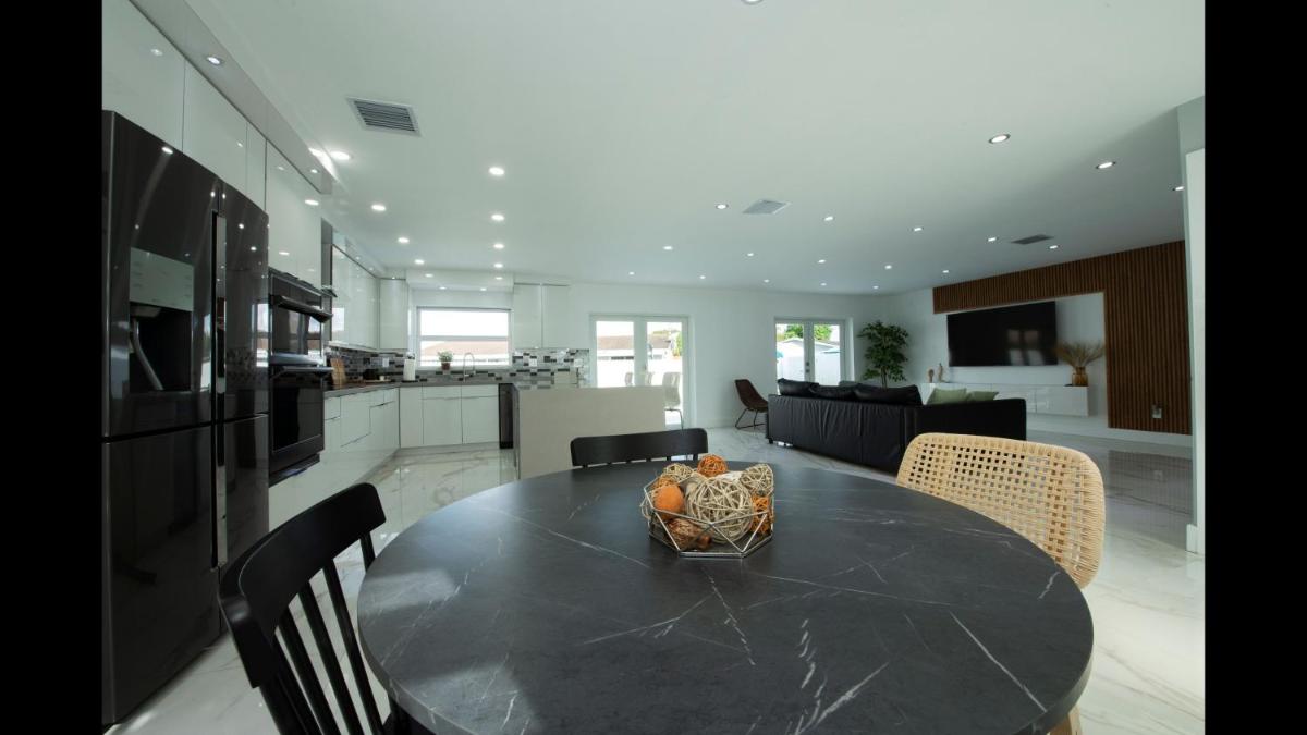 Maggie Home In Kendall - Pool And Tiki Bar - Housity
