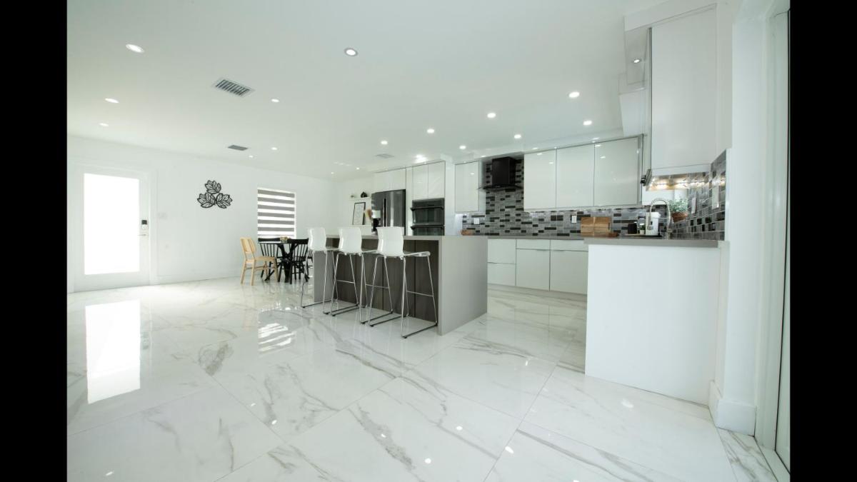 Maggie Home In Kendall - Pool And Tiki Bar - Housity