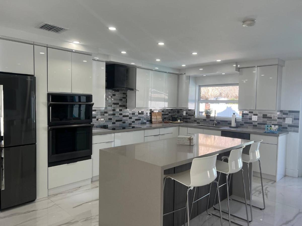 Maggie Home In Kendall - Pool And Tiki Bar - Housity