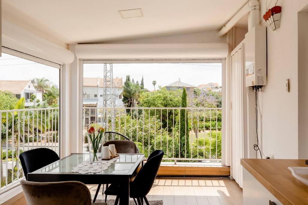 Charming Unit with Pool and Great Amenities - Housity
