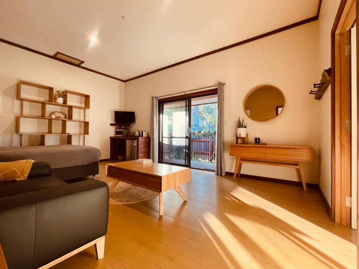 Grape Juice Retreat Rustic romantic gateway 5mins to beaches & town - Housity