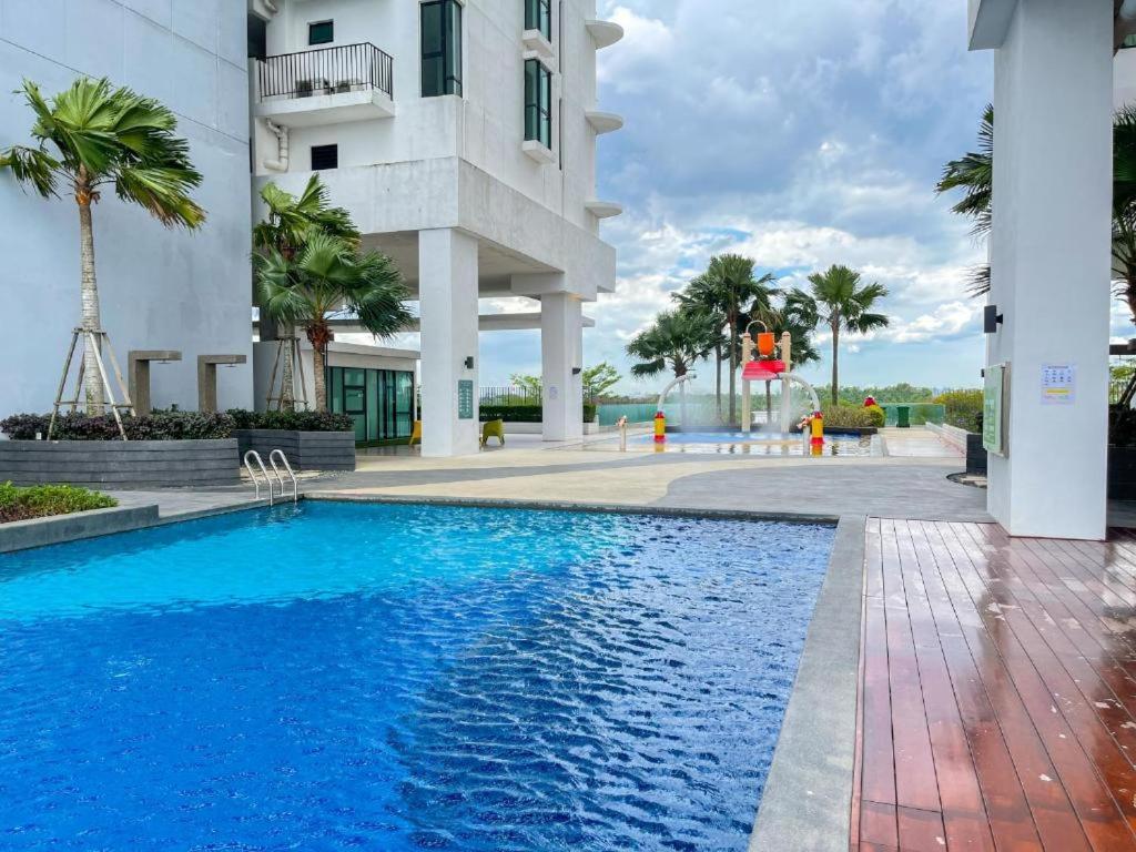 Suitetrails - Premio Southkey 3BR Suite WiFi YT Netflix SeaView