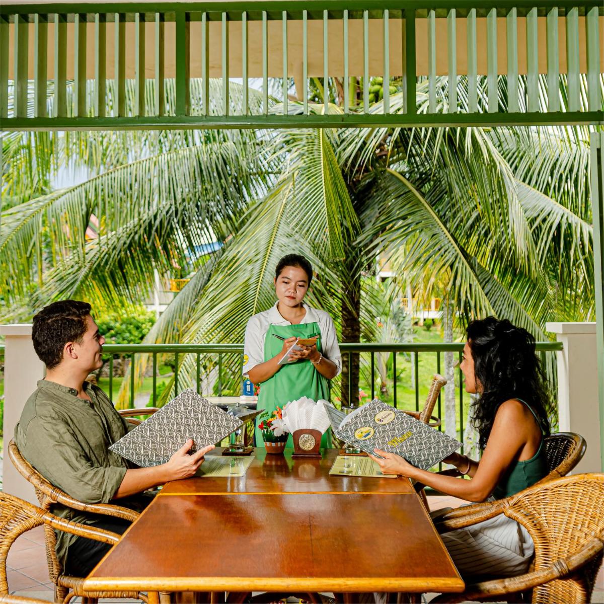 Suitetrails - Hotel Deli River and Restaurant Omlandia