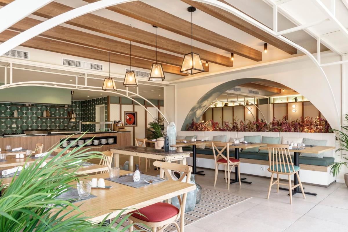 una vista interior de un restaurante con mesas y sillas en AluaSoul Mallorca Resort - Adults only, en Cala d´Or 30 fotos más