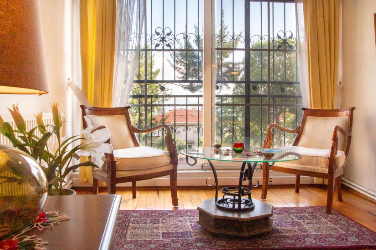Spacious Detached House with Garden in Izmir - Housity