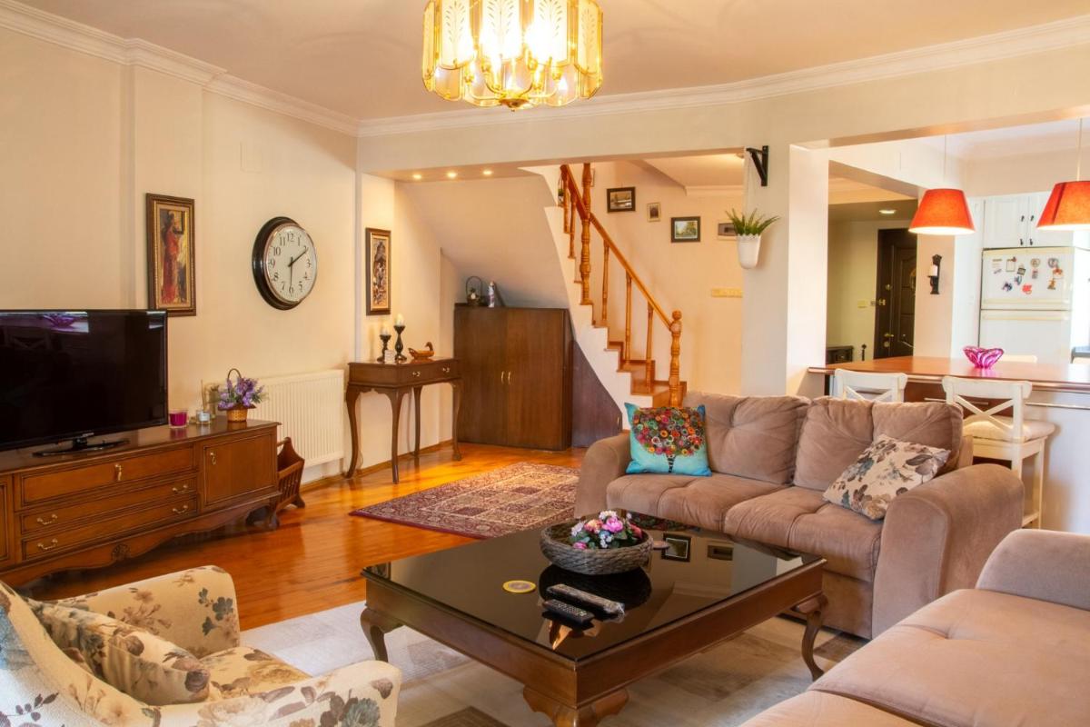 Spacious Detached House with Garden in Izmir - Housity