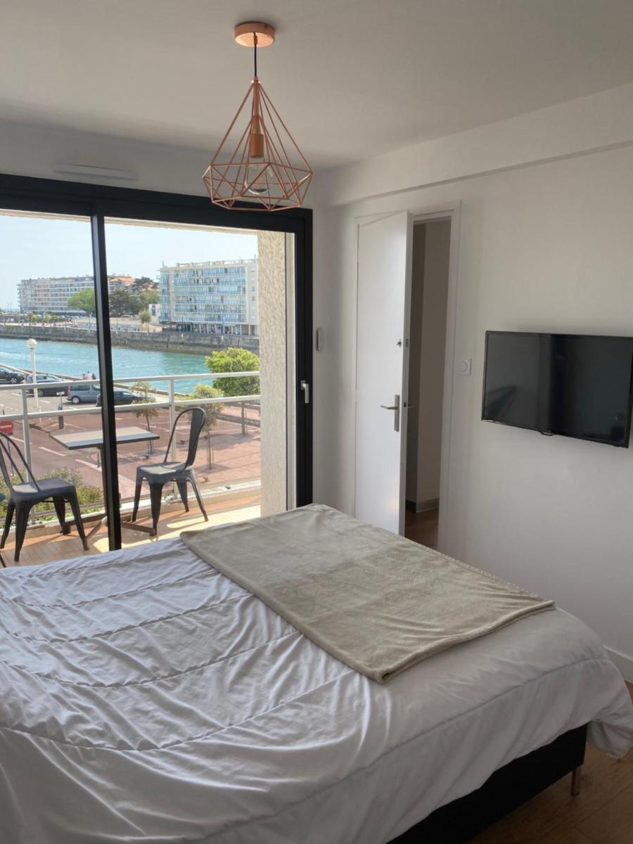 Vue panoramique mer et chenal même de la chambre 50m2 refait à neuf situation idéale en option garage fermé privé - Housity