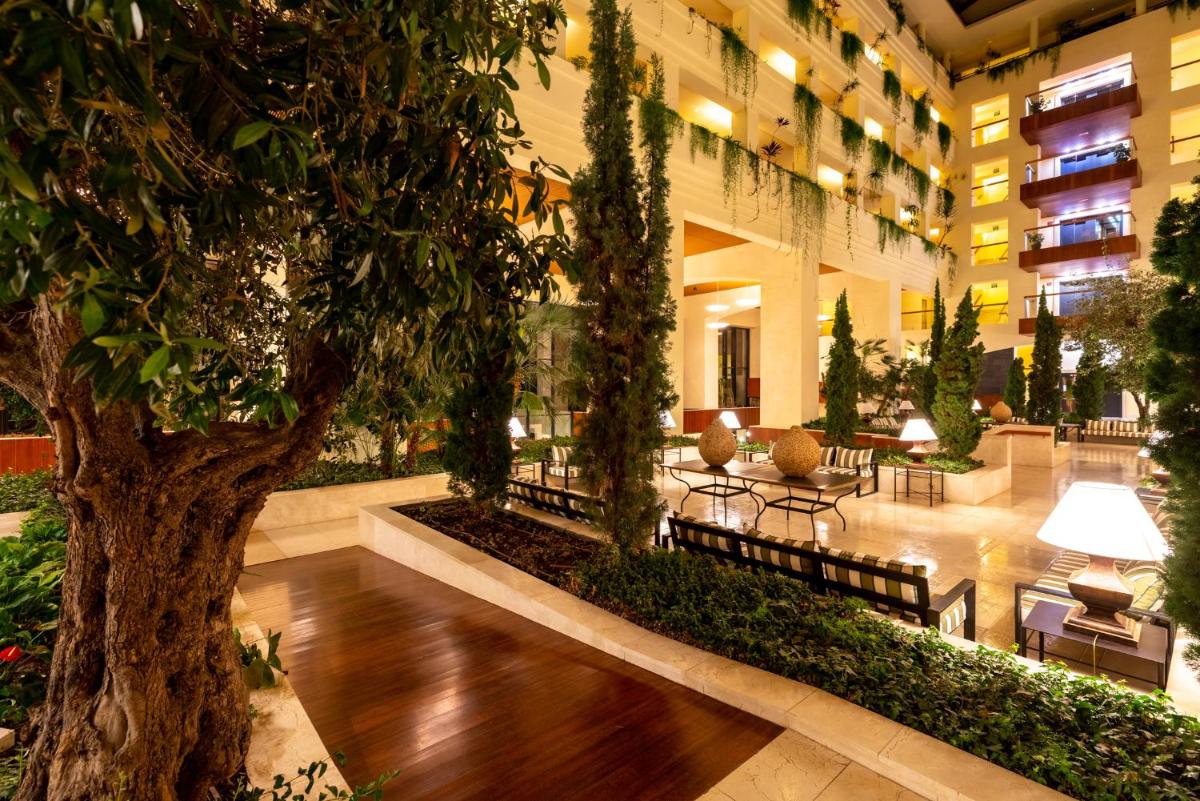 Un restaurante o sitio para comer en Puerto Antilla Grand Hotel
