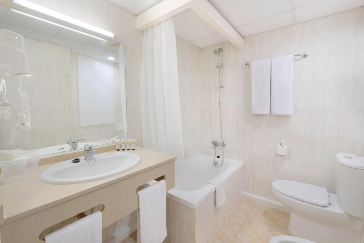 Un baño de azuLine Hotel Bergantin