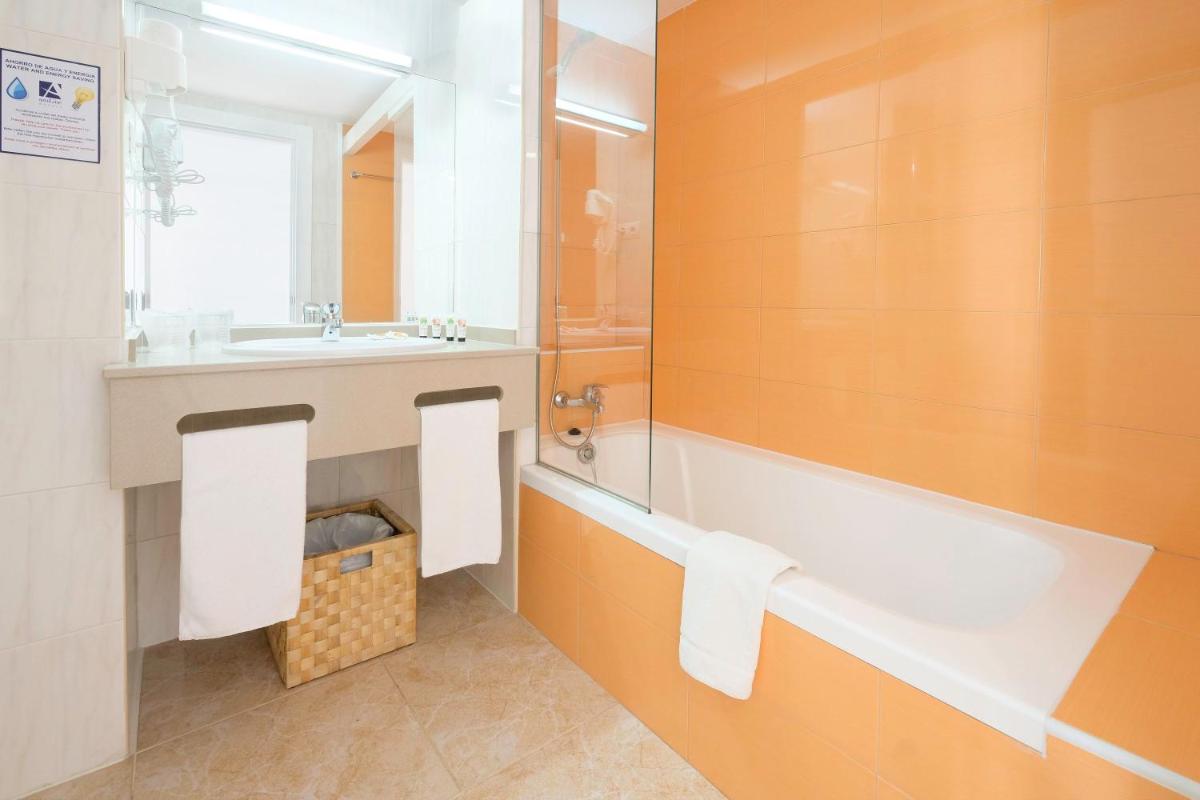 Un baño de azuLine Hotel Bergantin