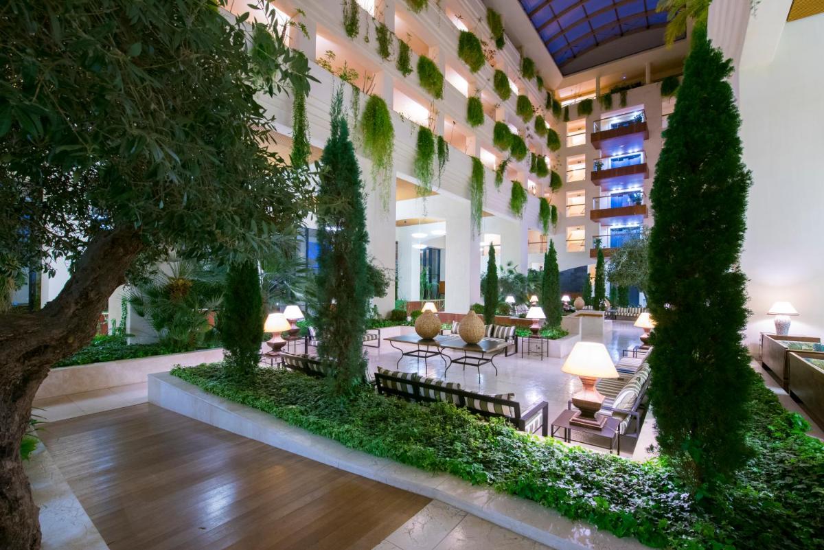 Jardín al aire libre en Puerto Antilla Grand Hotel