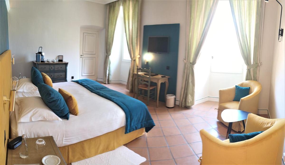 Coin salon dans l'établissement Château et Golf De Taulane