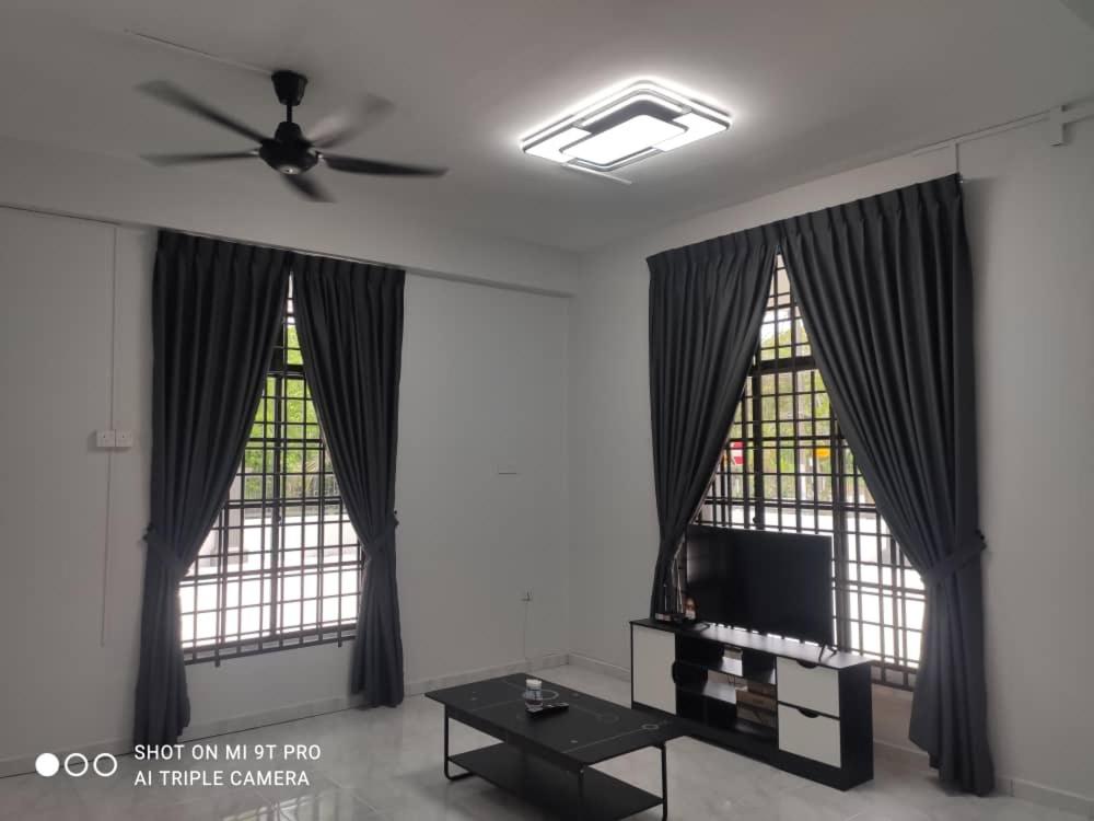 Suitetrails - NEW 55 Homestay Corner Lot Spacious House in Bukit Bakri Muar
