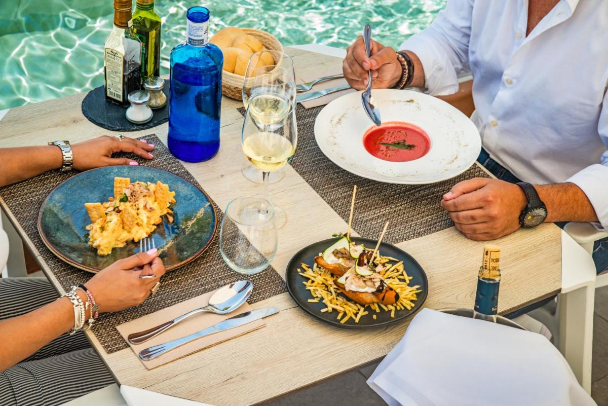 Comida en o cerca de este hotel