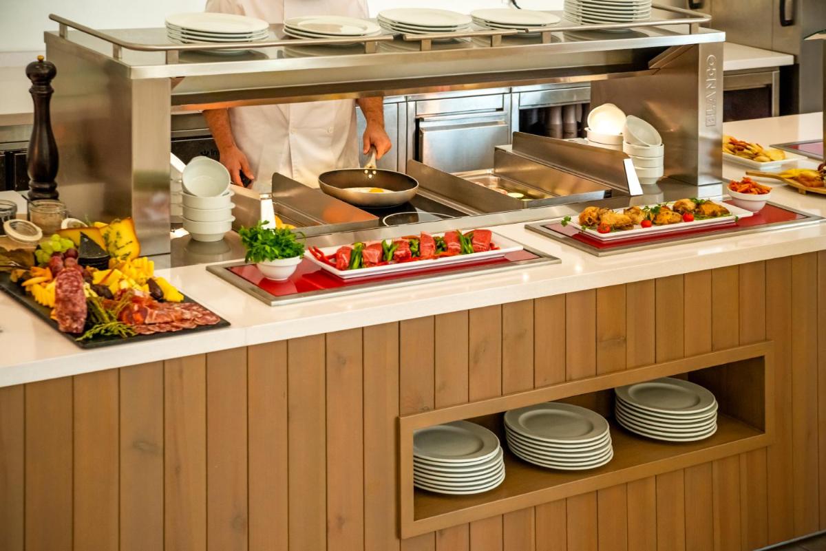 Comida en o cerca de este hotel