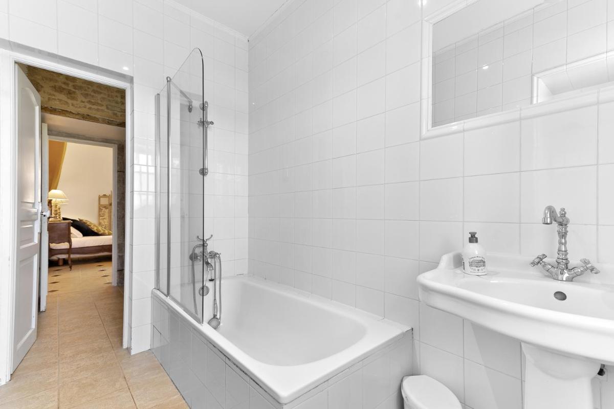 Apartment in a 17th century Manoir - Chateau Isle Marie - Housity