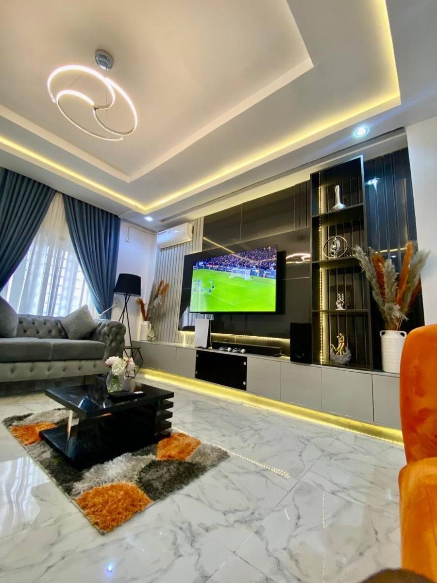 Suitetrails - Morak homes - Smart luxury 4-bed with private swimming pool, PS5, snooker, mini gym in reserved secured estate