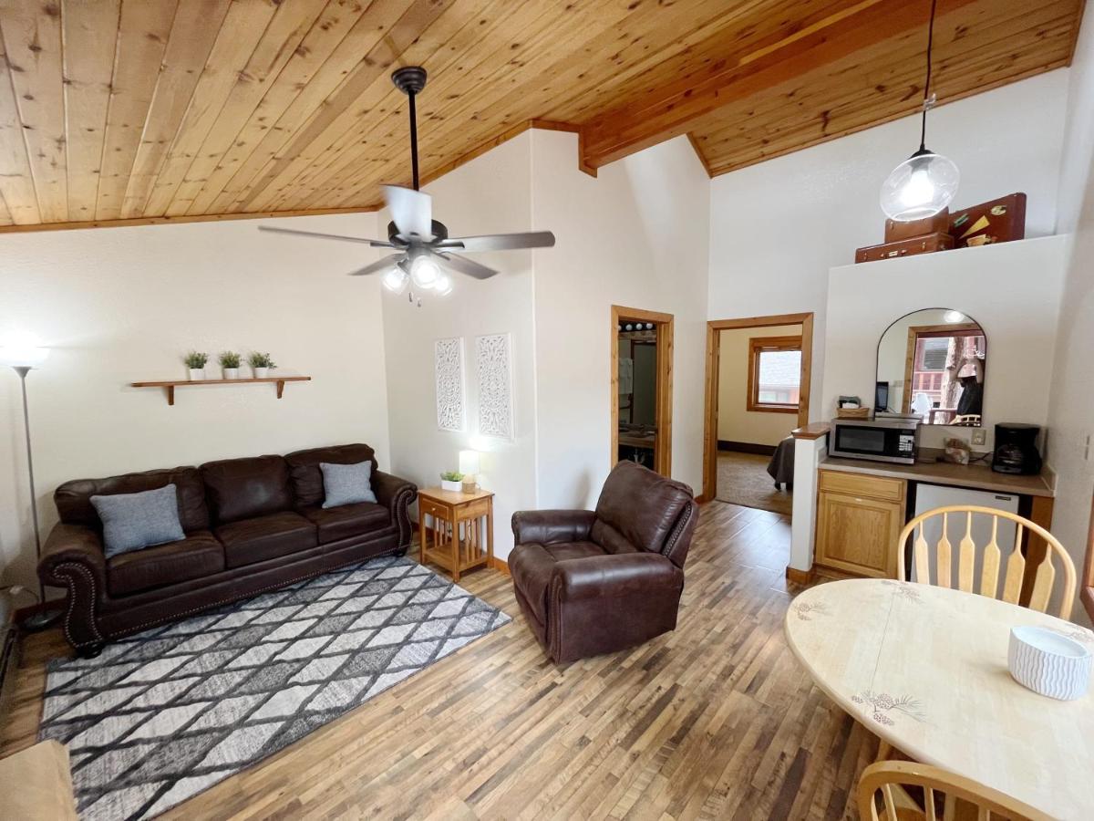 Ponderosa B Cabin Suite - Housity